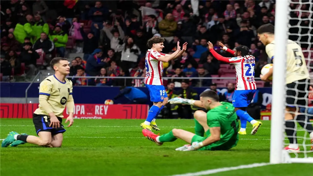 ما هي القناة الناقلة لمواجهة برشلونة وأتلتيكو مدريد ببطولة كأس ملك إسبانيا؟